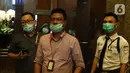 Sejumlah karyawan menggunakan masker saat keluar dari gedung kantor Bank BRI, Jakarta, Kamis (23/1/2020). BRI menyatakan telah melakukan pengendalian risiko keselamatan bagi pekerja BRI dengan memberikan masker untuk seluruh pekerja Kantor Pusat Bank BRI. (Liputan6.com/Herman Zakharia)