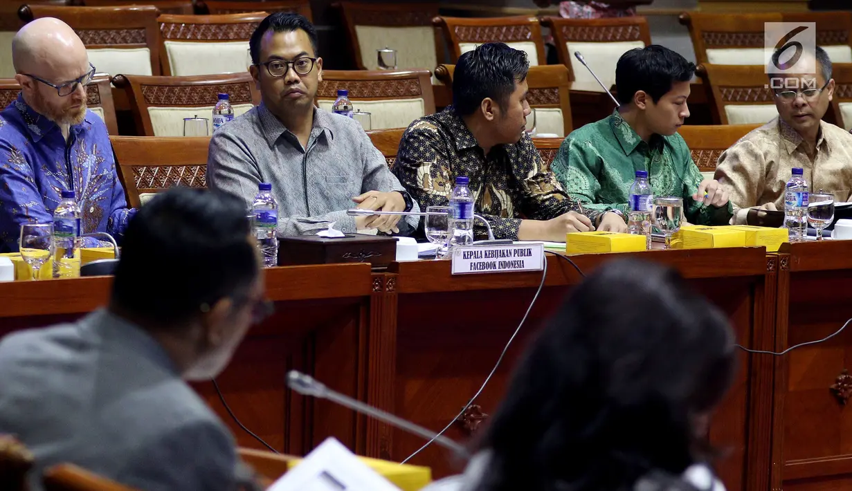 Kepala Kebijakan Publik Facebook Indonesia, Ruben Hattari bersama Vice President of Public Policy Facebook Asia Pasific.  Simon Milner menghadiri Rapat Dengar Pendapat dengan Komisi I DPR di Senayan, Jakarta, Selasa (17/4). (Liputan6.com/Johan Tallo)