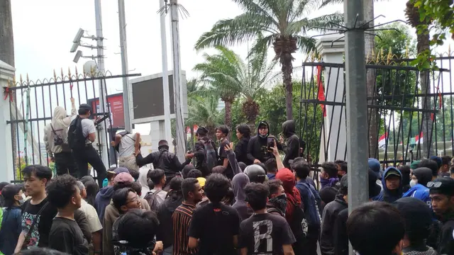 Massa pendemo yang menolak revisi UU Pilkada menjebol pagar DPR, Kamis (22/8/2024).