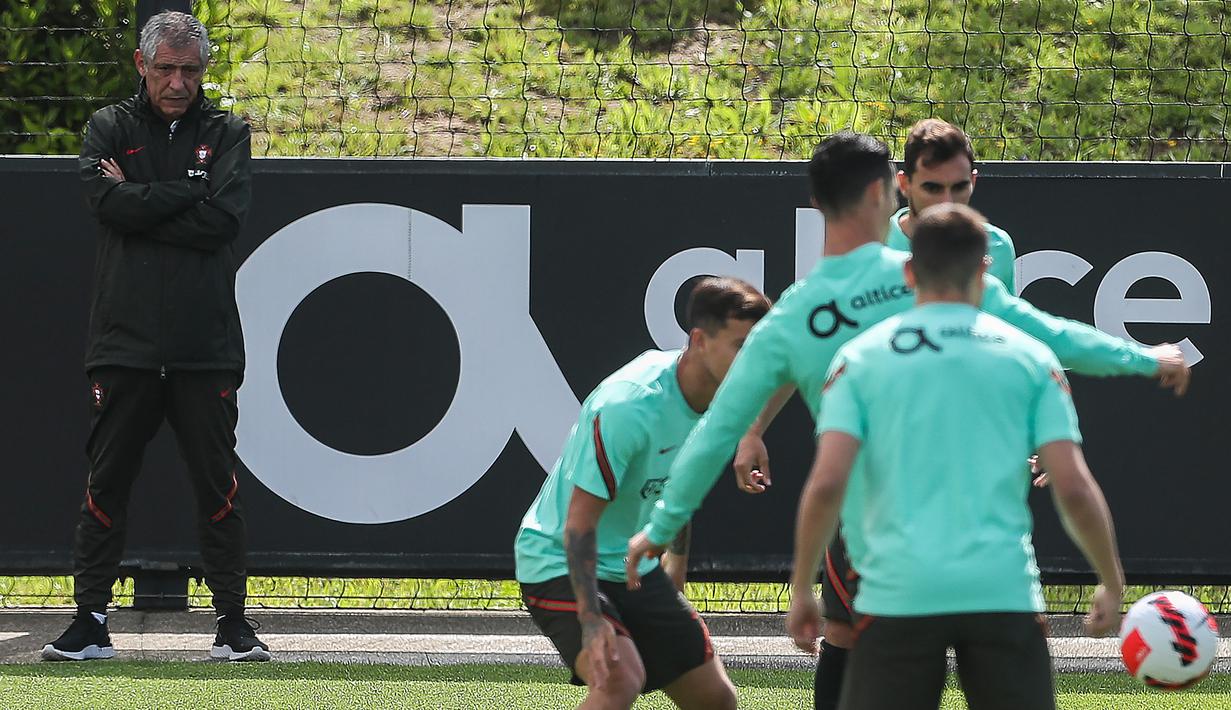 <p>Pelatih timnas Portugal Fernando Santos (kiri) melihat selama sesi latihan di kamp pelatihan "Cidade do Futebol" Portugal di Oeiras, di pinggiran Lisbon, Sabtu (4/6/2022). Portugal akan menjamu Swiss pada matchday 2 Grup 2 UEFA Nations League A 2022/2023, Senin 6 Juni 2022 dini hari WIB di Estadio Jose Alvalade. (CARLOS COSTA / AFP)</p>