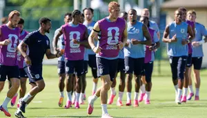 Para pemain Tiimnas Inggris berlari saat latihan untuk turnamen sepak bola Piala Dunia di Kansas City, Missouri, Sabtu, 13 Juni 2026. (AP Photo/Charlie Riedel)