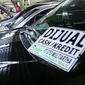 Aktivitas tempat penjualan mobil bekas di kawasan WTC Mangga Dua, Jakarta, Jumat (10/6). Sedangkan harga mobil bekas mengalami penurunan di bulan Ramadan tahun ini. (Liputan6.com/Angga yuniar)