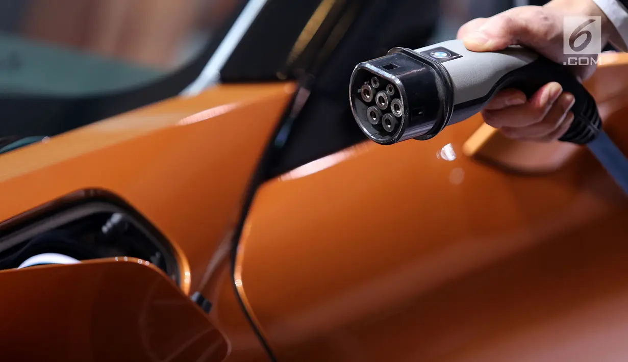 Pengisian daya dengan sistem hybrid elektrik pada mobil BMW i8 Roadster diluncurkan pada Gaikindo Indonesia International Auto Show (GIIAS) 2018 di ICE BSD City, Tangerang, Kamis (2/8). (Liputan6.com/Fery Pradolo)