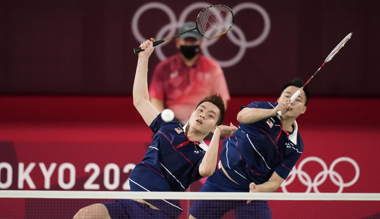 Pada gim kedua laga kembali ketat dan terjadi kejar-kejaran angka hingga skor 6-6. Mohammad Ahsan/Hendra Setiawan kemudian menjauh dan unggul 11-7 saat interval. Akibat lengah, Aaron Chia/Soh Wooi Yik justru mengejar hinga 13-13 bahkan unggul 15-13. (Foto: AP/Markus Schreiber)