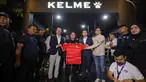 Ketua Umum Persatuan Sepak Bola Seluruh Indonesia (PSSI), Erick Thohir (tengah) saat menghadiri peluncuran jersey terbaru Timnas Indonesia di Plaza Utara Stadion Utama Gelora Bung Karno (SUGBK), Jakarta, Kamis (12/3/2026) malam. Apparel Kelme resmi meluncurkan jersey terbaru untuk Timnas Indonesia. (Bola.com/Bagaskara Lazuardi)
