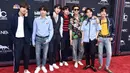 Pemilik tembang DNA ini pun mencatatkan namanya sebagai grup k-pop pertama yang berhasil merajai chart Billboard 200. Tentu saja ini merupakan prestasi yang membanggakan bagi Korea Selatan. (Foto: instagram.com/bts.bighitofficial)