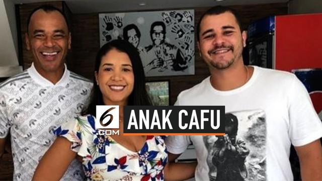 Legenda timnas Brasil dan AC Milan, Marcos Cafu, tengah dilanda musibah. Putra pertamanya, Feliciano de Moraes, meninggal dunia pada Rabu (4/9/2019). Feliciano terkena serangan jantung ketika sedang bermain bola.