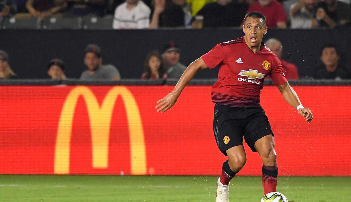 5. Alexis Sanzhez - Sanchez saat ini memiliki rating 87. Namun rating tersebut selayaknya akan turun mengingat Sanchez jarang bermain usai dibekap cedera yang lumayan parah musim ini. (AFP/John McCoy)