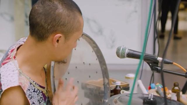 Seorang seniman sulap limbah Kepulauan Mauritius menjadi alat musik.