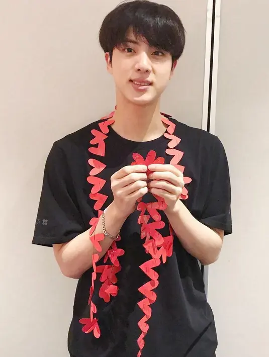 Siapa yang menyangka jika di balik wajahnya yang tampan ternyata Jin BTS punya selera humor yang tinggi. Bahkan ia juga suka tampil apa adanya. (Foto: instagram.com/jin.bts)