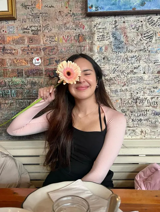 Cropped outer berwarna pink memberikan sentuhan feminin yang trendy. [instagram/bebytsabina]