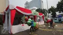 Pekerja membawa ondel-ondel di TPS 4 Kelurahan Gambir, Jalan Tanah Abang Timur, Jakarta, Selasa (18/4). Nantinya Presiden Joko Widodo akan melaksanakan pencoblosan hak suaranya pada Pilkada DKI 2017 di TPS tersebut. (Liputan6.com/Faizal Fanani)