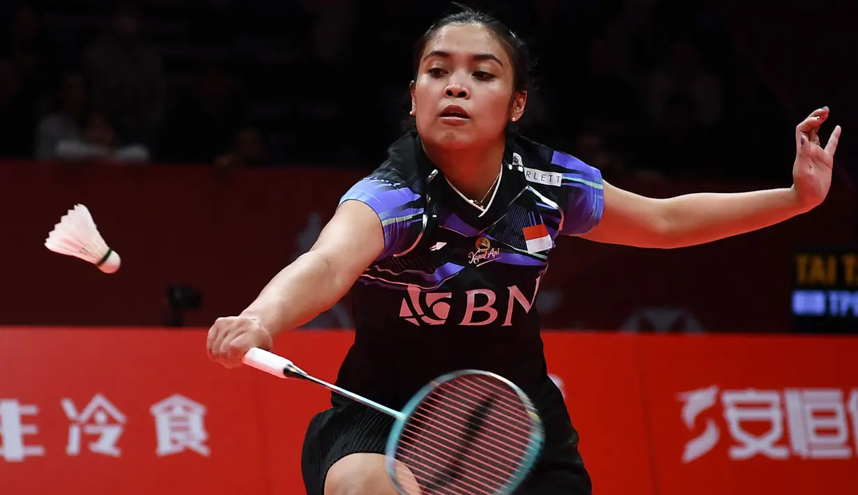 Pebulu tangkis tunggal putri terbaik Indonesia, Gregoria Mariska Tunjung mengawali langkahnya di BWF World Tour Finals 2023 dengan kekalahan setelah menyerah dua game langsung 18-21, 17-21 dari wakil Chinese Taipei, Tai Tzu Ying dalam laga yang dihelat di Hangzhou Olympic Sports Centre Gymnasium, China, Rabu (13/12/2023) pagi WIB. (AFP/STR)