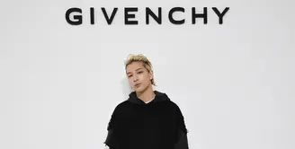 Jadi keluarga baru Givenchy, Taeyang tampil swag dengan ripped hoodie, black jeans, dan sepatu hitam [Givenchy]