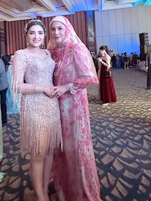 6 Outfit Gamis Ala Marini Zumarnis, Inspirasi Gaya untuk Usia Hampir 50 Tahun