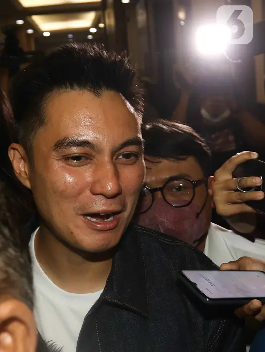Baim Wong saat tiba di polres Jakarta Selatan, Jumat (7/10/2022). Baim Wong dan Paula Verhoeven  hadiri pemeriksaan sebagai saksi terlapor konten prank KDRT. (Liputan6.com/Herman Zakharia)