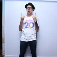 "Gua udah pulang kampung kemarin ke rumah nenek, tradisi tiap tahunnya sih gitu. Gua balik ke Cimahi dan gua silahturahmi ke keluarga besar dari almarhum bokap,” ujar Kevin Julio. (Nurwahyunan/Bintang.com)