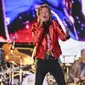 Personel grup band The Rolling Stones Mick Jagger (tengah) tampil pada tur Sixty Stones Europe 2022 di Stadion Wanda Metropolitano, Madrid, Spanyol, 1 Juni 2022. (AP Photo/Manu Fernandez)