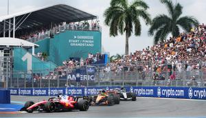 Dari kiri, pembalap Ferrari, Charles Leclerc, dari Monako, pembalap McLaren, Lando Norris, dari Inggris, dan pembalap Mercedes, Kimi Antonelli, dari Italia mengemudikan mobil mereka selama balapan F1 GP Miami, Minggu, 3 Mei 2026, di Miami Gardens, Florida. (AP Photo/Lynne Sladky)
