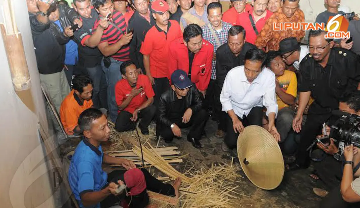 Senin (31/03/14) Jokowi mengunjungi perajin anyaman bambu di Desa Ringin Agung, Magetan, Jawa Timur (Liputan6.com/Herman Zakharia)