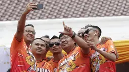 Gubernur DKI, Anies Baswedan, foto bersama pemain Persija Jakarta di Balai Kota, Jakarta, Sabtu (15/12). Pawai tersebut untuk merayakan keberhasilan Persija meraih gelar Juara Liiga 1 Indonesia. (Bola.com/M Iqbal Ichsan)