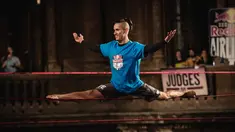 Seorang peserta beraksi di kompetisi slackline Red Bull Airlines di Catania, Italia, Sabtu (8/10). Red Bull Airlines adalah kompetisi slackline yang digelar di ketinggian 7 meter di atas tanah.(REUTERS)