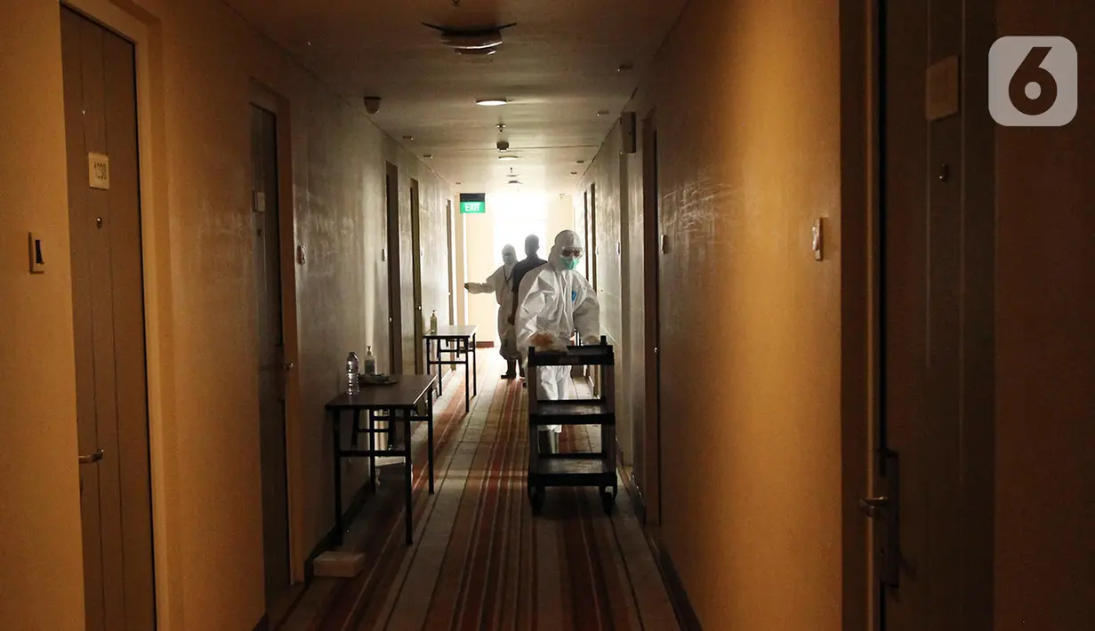 Aktivitas petugas di Rumah Karantina COVID-19 Hotel Yasmin, Curug, Kabupaten Tangerang, Banten, Kamis (17/6/2021). Variant of concern (VOC) diyakini menular lebih cepat hingga memperberat gejala COVID-19. (Liputan6.com/Angga Yuniar)