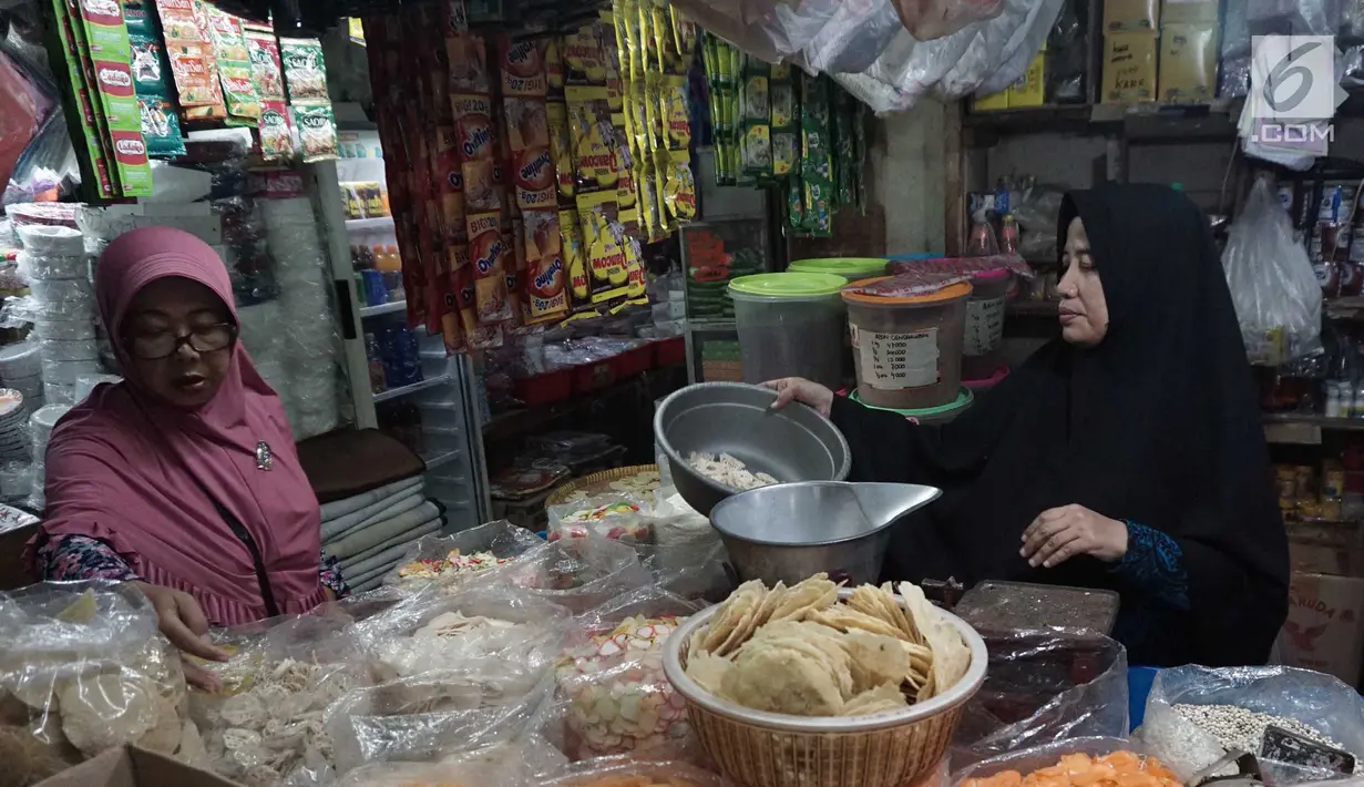 Pedagang melayani pembeli di Pasar Kebayoran Lama, Jakarta, Kamis (3/1). Badan Pusat Statistik (BPS) mengumumkan inflasi bulanan pada Desember sebesar 0,62% sehingga inflasi tahunan mencapai 3,13% pada 2018. (Liputan6.com/Herman Zakharia)