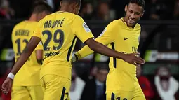 Penyerang PSG, Kylian Mbappe melakukan selebrasi bersama rekannya Neymar usai mencetak gol ke gawang Metz pada laga lanjutan Ligue 1 di stadion Longeville-les-Metz, Prancis (8/9). PSG menang 5-1 atas Metz. (AFP Photo/Patrick Hertzog)