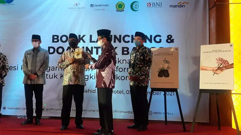 Imam Besar Masjid Istiqlal, Nasaruddin Umar memberikan buku kepada Menko Polhukam Mahfud Md