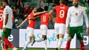 Para pemain Inggris merayakan gol yang dicetak Marcus Rashford ke gawang Bulgaria pada laga Kualifikasi Piala Dunia 2020 di Stadion Vasil Levski, Sofia, Senin (14/10). Bulgaria kalah 0-6 dari Inggris. (AFP/Nikolay Dychinov)