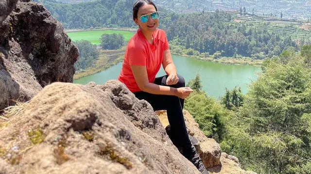 7 Potret Seru Ira Wibowo Liburan ke Wonosobo, Nikmati Suasana Alam Dieng