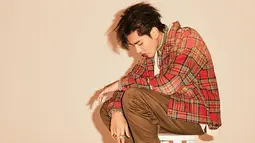Kris Wu masih cukup sering menjalani pemotretan. Dengan pakaian serta gaya di depan kamera yang cukup santai, ia memiliki daya tarik sendiri.(Liputan6.com/IG/@kriswu)