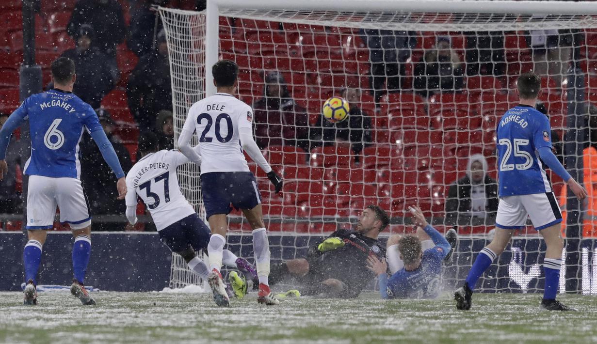 Pemain Tottenham, Kyle Walker-Peters, #37 mencetak gol ke gawang Rochdale pada babak kelima Piala FA  di Wembley stadium, London, (28/2/2018). Tottenham menang 6-1. (AP/Matt Dunham)