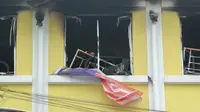 Sisa bendera Malaysia terlihat di lokasi kebakaran yang menimpa Pusat Tahfiz Darul Quran Ittifaqiyah (SADIQ ASYRAF / AFP)