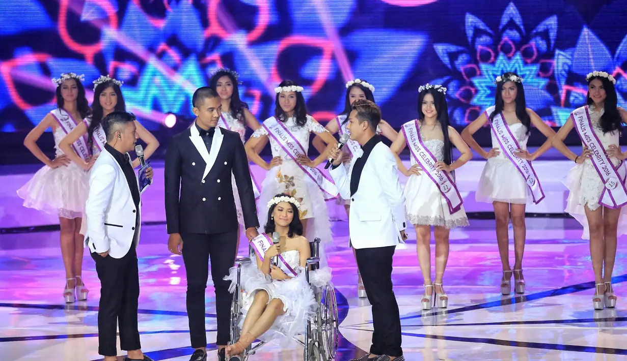 Selain para kontestan yang jalan layaknya model profesional menuju panggung, satu kontestan duduk di kursi roda. Jily Yolaneksatiar, kontestan asal Bandung yang cidera akibat terjatuh saat latihan. (Adrian Putra/Bintang.com)