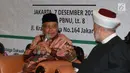 Ketum PBNU KH Said Aqil Siradj (kiri) dan Ketua Jabhat Al A'mal Islami Lebanon Syekh Zuhair Juaid saat memberi paparan dalam seminar internasional di Jakarta, Jumat (7/12). Seminar ini digelar oleh PBNU. (Liputan6.com/Herman Zakharia)