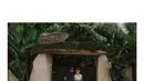 Penampilan Mikha Tambayong dan Deva Mahenra ini bisa menjadi inspirasi bagi pasangan yang ingin tampil elegan dengan nuansa tradisional di acara kondangan, terutama dalam suasana Bali. Perpaduan kebaya klasik, kain bermotif khas, dan aksesori tradisional yang sederhana namun berkelas menjadi kunci untuk menciptakan tampilan yang memukau seperti mereka. [@miktambayong].