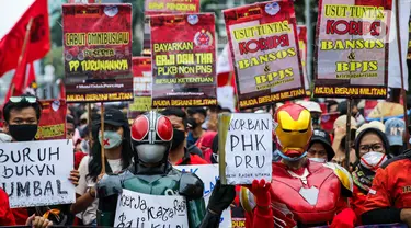Massa berkostum superhero menggelar aksi demonstrasi bertepatan dengan Hari Sumpah Pemuda di Kawasan Patung Kuda, Jakarta, Kamis (28/10/2021). Sejumlah tuntutan mereka salah satunya, pencabutan UU Nomor 11 Tahun 2019 tentang Cipta Kerja dan berbagai aturan turunannya. (Liputan6.com/Faizal Fanani)