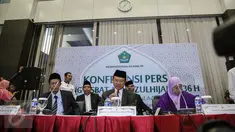 Dirjen Bimbingan Masyarakat Islam Kementerian Agama Machasin (tengah) memberikan keterangan pers hasil sidang Itsbat di Jakarta, Minggu (13/9). Kemenag menetapkan Hari Raya Idul Adha 1436 H jatuh pada 24 September 2015. (Liputan6.com/Faizal Fanani)