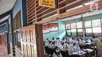 Suasana kegiatan Pembelajaran Tatap Muka (PTM) 100 Persen di SMP Negeri 9 Depok, Cipayung, Jawa Barat, Senin (24/1/2022). PTM 100 persen di Depok berlangsung selama 6 jam yang terdiri atas tiga mata pelajaran per hari. (merdeka.com/Iqbal S Nugroho)
