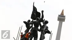 Pekerja membersihkan Patung Ikada di kawasan Monas, Jakarta, Selasa (22/11). Pembersihan dilakukan untuk melestarikan bangunan cagar budaya tersebut agar tetap terawat. (Liputan6.com/Immanuel Antonius)