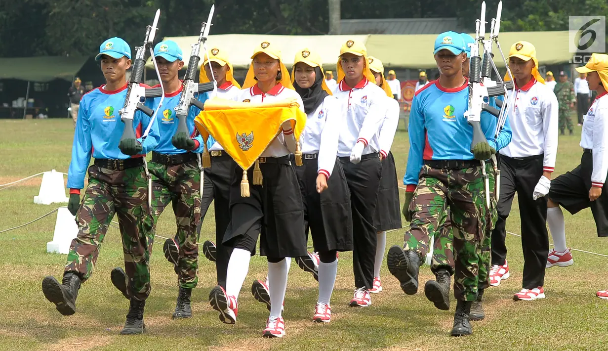 Calon Paskibraka Nasional menjalani latihan baris-berbaris bersama dengan tim gabungan di PP-PON Cibubur, Jakarta , Senin (7/8). Tim gabungan terdiri dari anggota TNI AD, TNI AU, TNI AL, Polri, Pasmpampres serta Marching Band. (Liputan6.com/Yoppy Renato)