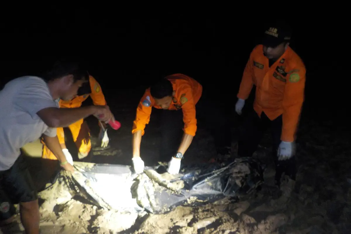 Tim sar menemukan korban hanyut