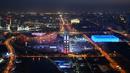 National Aquatics Center yang dikenal sebagai Ice Cube (kanan) venue untuk curling pada Olimpiade Musim Dingin 2022 dan National Stadium yang dikenal sebagai Bird's Nest (kiri) terlihat di Beijing, 3 Januari 2022. Olimpiade Musim Dingin 2022 akan dibuka pada 4 Februari mendatang. (GREG BAKER/AFP)
