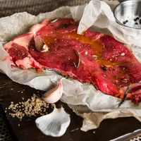 Sepotong daging sapi yang sedang dimarinasi (Foto Dok: Freepik/wirestock).