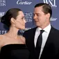 Angelina Jolie dan Brad Pitt pun memutuskan untuk menikah diam-diam di Perancis usai 9 tahun pacaran. (DIMITRIOS KAMBOURIS  GETTY IMAGES NORTH AMERICA  AFP)