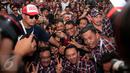 Cagub Paslon No 2 berpose bersama pendukungnya di Rumah Lembang, Jakarta, Rabu (15/2). Meski hasil quick count memenagkan Ahok-Djarot, Ahok meminta pendukungnya untuk terus mengawasi jalannya Pilkada DKI. (Liputan6.com/Gempur M Surya)
