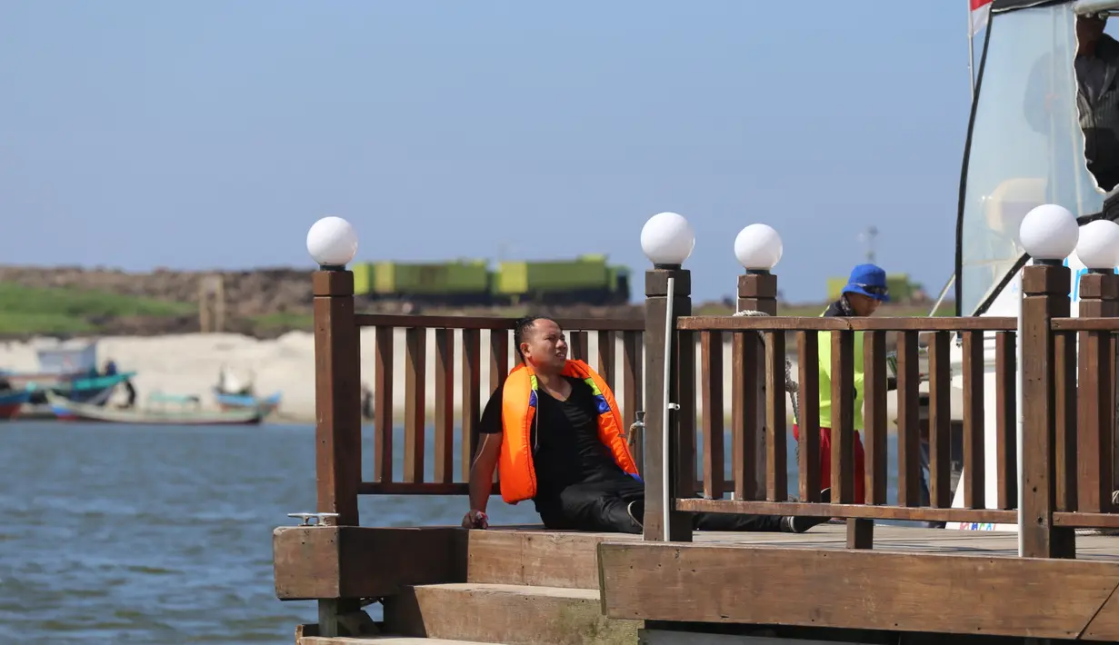 Vicky terlihat kelelahan usai terjun dari helikopter saat menghampiri sang istri yang telah menunggu di spead boad. Setelah itu, ia kembali mengungkapkan rasa cinta dengan bahasa Vickynisasi yang membuatnya dikenal. (Nurwahyunan/Bintang.com)