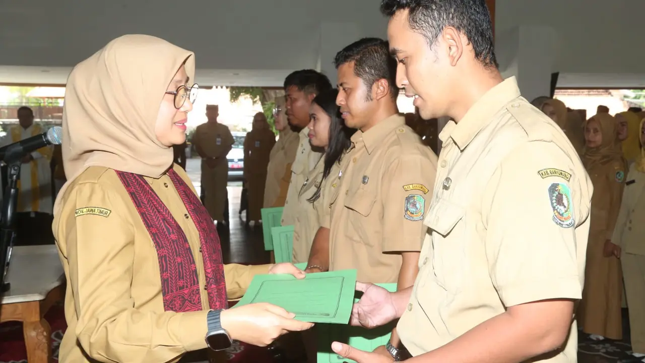 Bupati Banyuwangi Ipuk Fiestiandani serahkan SK CPNS tahun 2019 dn 2020 (Istimewa)
